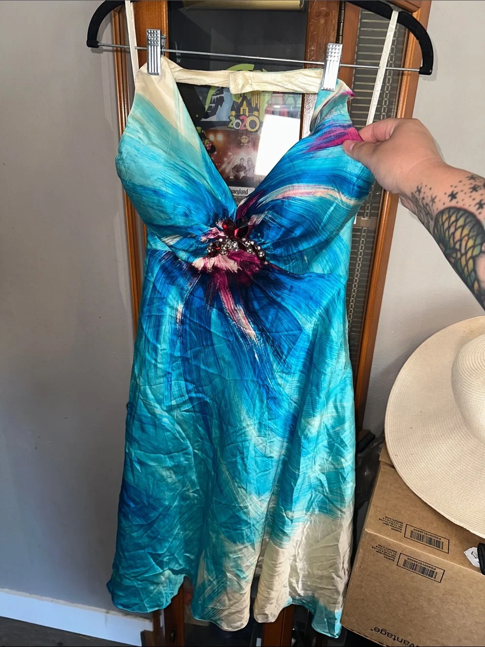 Blue Multicolor V-Neck Midi Dress with Decorative Waist Accent